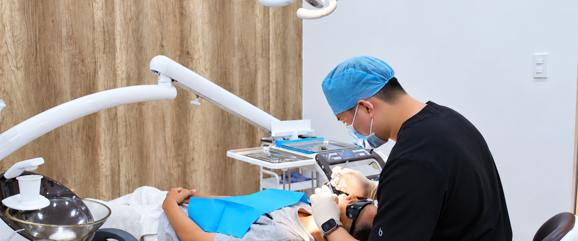 Nên niềng răng loại nào? So sánh mắc cài kim loại, sứ và Invisalign?